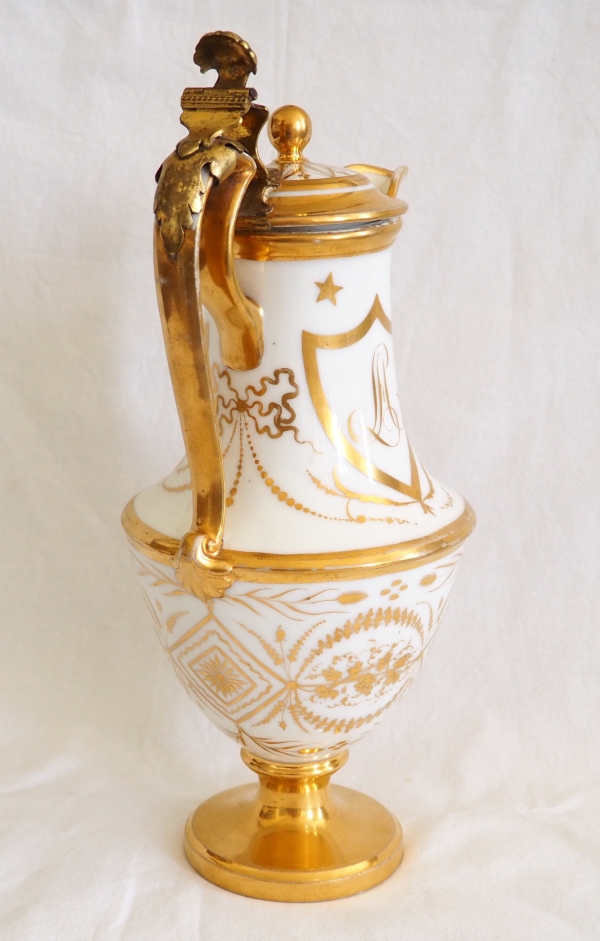 Verseuse / cafetière en porcelaine dorée à charnière bronze, époque Directoire - fin XVIIIe siècle