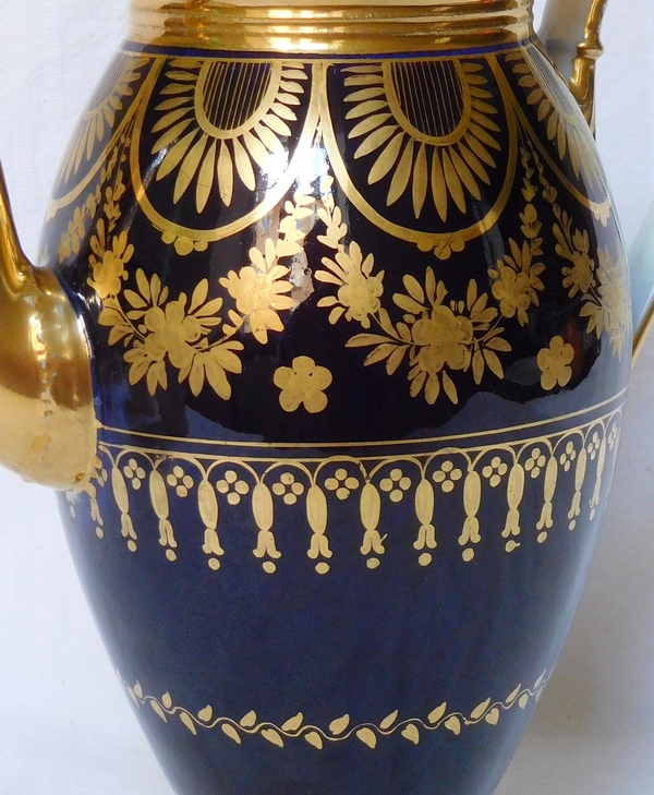 Verseuse / cafetière Empire en porcelaine de Paris bleue dorée à l'or fin, époque début XIXe