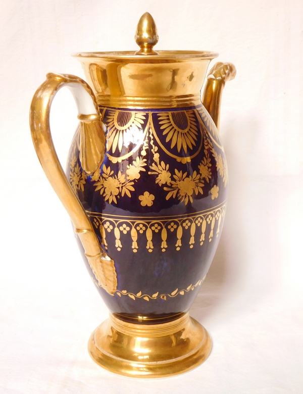 Verseuse / cafetière Empire en porcelaine de Paris bleue dorée à l'or fin, époque début XIXe