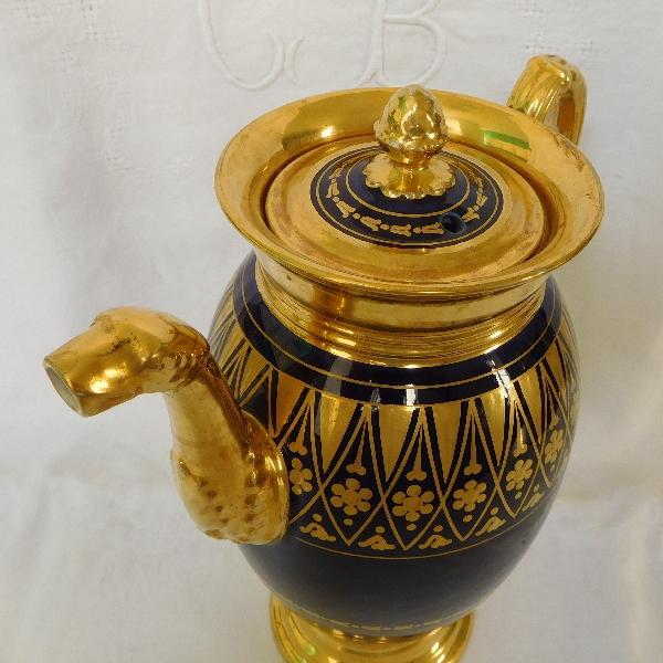 Verseuse / cafetière Empire en porcelaine de Paris bleue dorée à l'or fin, époque début XIXe