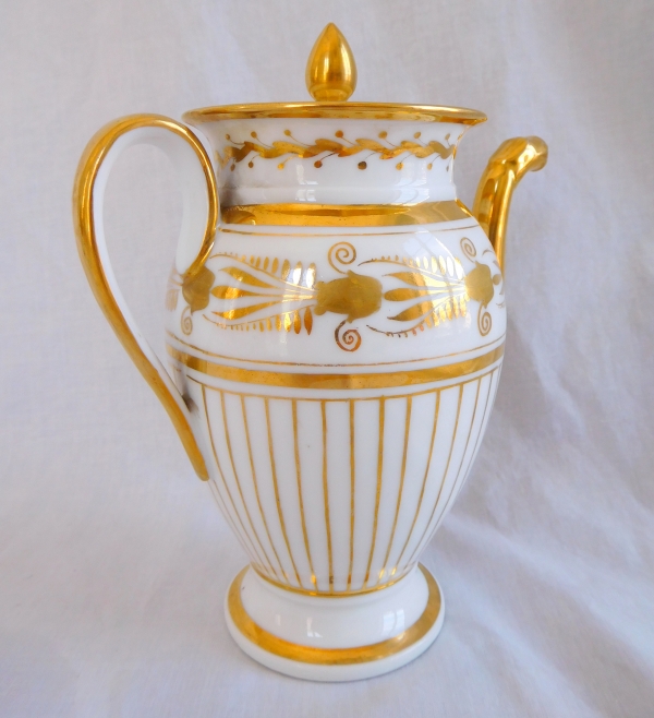 Verseuse théière Empire en porcelaine de Paris dorée à l'or fin, époque Restauration Charles X