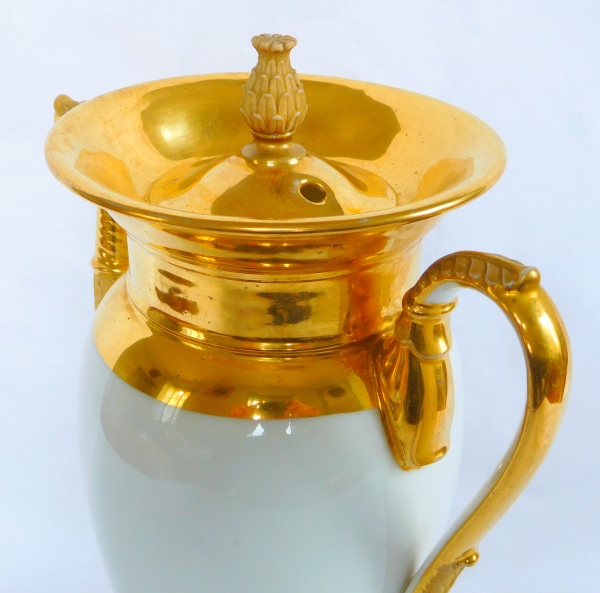 Grande verseuse / cafetière Empire, col à tête de canard, porcelaine de Paris et biscuit, XIXe siècle vers 1820