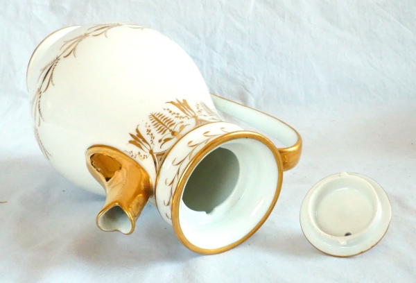 Verseuse, cafetière d'époque Empire en porcelaine de Paris attribuée à Locré