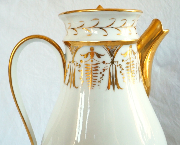 Verseuse, cafetière d'époque Empire en porcelaine de Paris attribuée à Locré