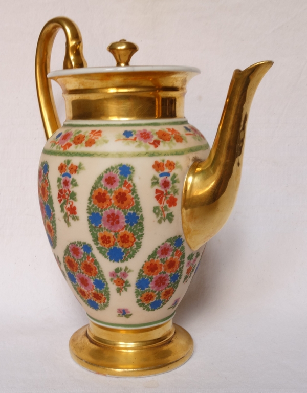 Paris porcelain coffee pot enhanced with fine gold, 19th century circa 1830