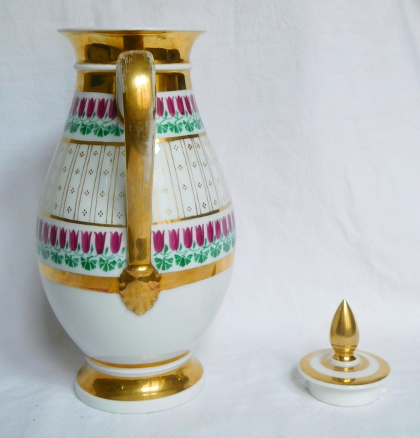 Paris porcelain coffee pot enhanced with fine gold, early-19th century