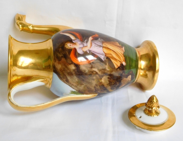 Paris porcelain coffee pot enhanced with fine gold, early 19th century