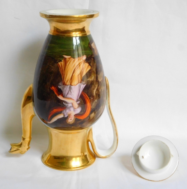 Paris porcelain coffee pot enhanced with fine gold, early 19th century