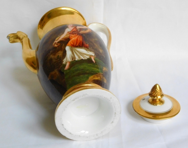 Paris porcelain coffee pot enhanced with fine gold, early 19th century