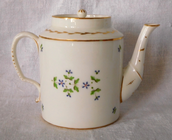 Late 18th century / early 19th century porcelain tea pot aux Barbeaux