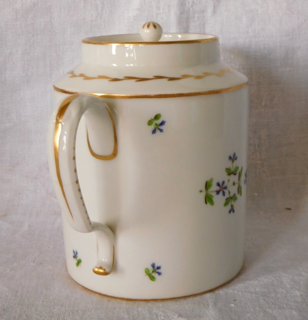 Late 18th century / early 19th century porcelain tea pot aux Barbeaux