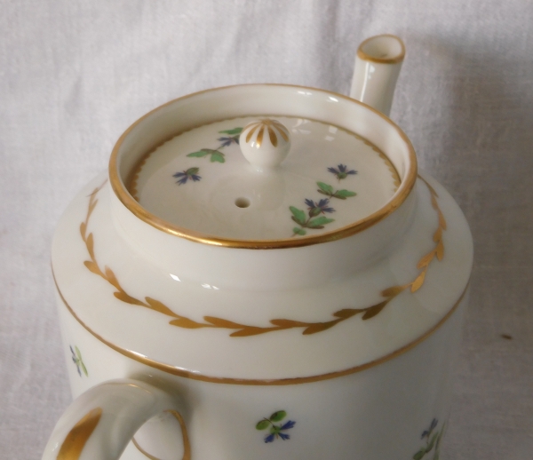Late 18th century / early 19th century porcelain tea pot aux Barbeaux