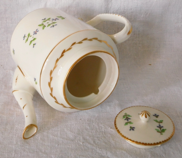 Late 18th century / early 19th century porcelain tea pot aux Barbeaux