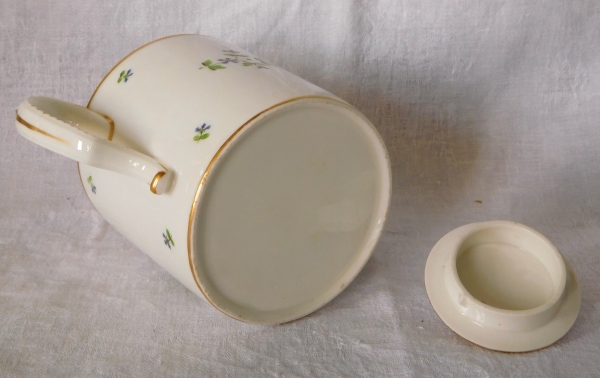Late 18th century / early 19th century porcelain tea pot aux Barbeaux
