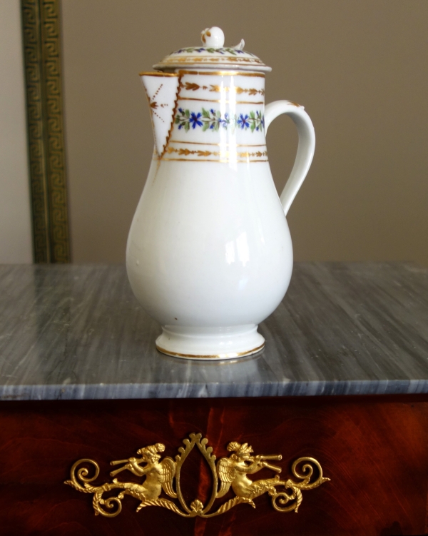 Verseuse en porcelaine de Paris XVIIIe décor aux Barbeaux. attribuée Manufacture du Duc d'Angoulême