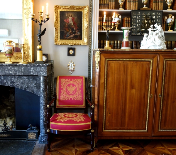 19th century Paris porcelain stoup enhanced with fine gold circa 1840