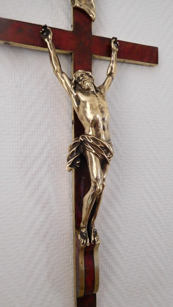 Crucifix, Christ en bronze sur croix en écaille de tortue, époque Louis XIV, XVIIe siècle