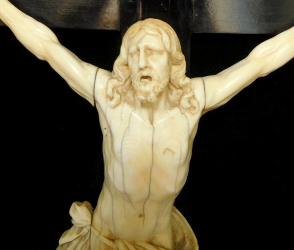 Christ en ivoire, crucifix de fond de lit d'époque Louis XV - XVIIIe siècle
