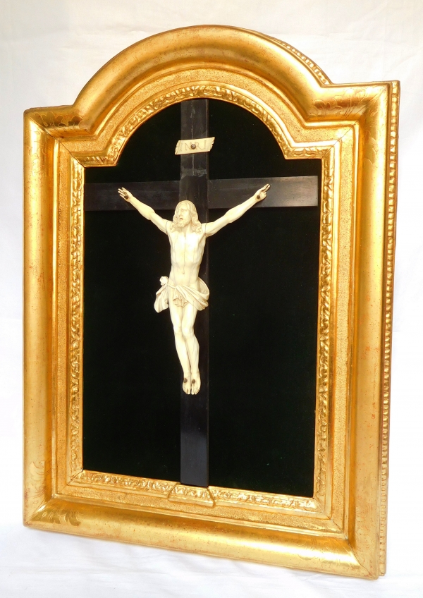 Louis XV ivory Christ set into its gilt wood frame - 18th century