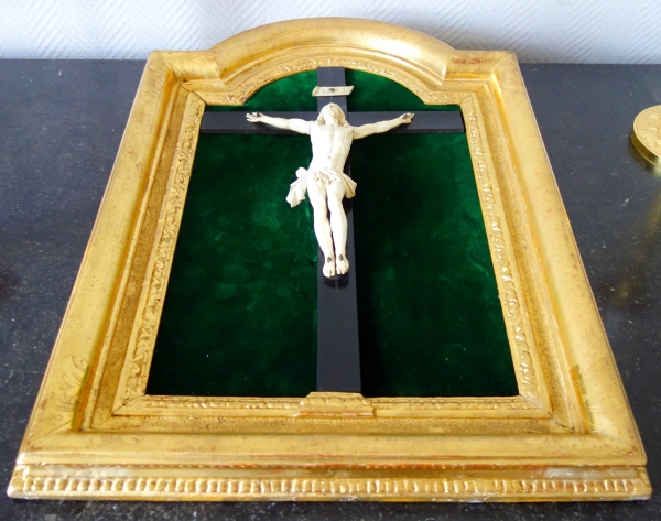 Louis XV ivory Christ set into its gilt wood frame - 18th century