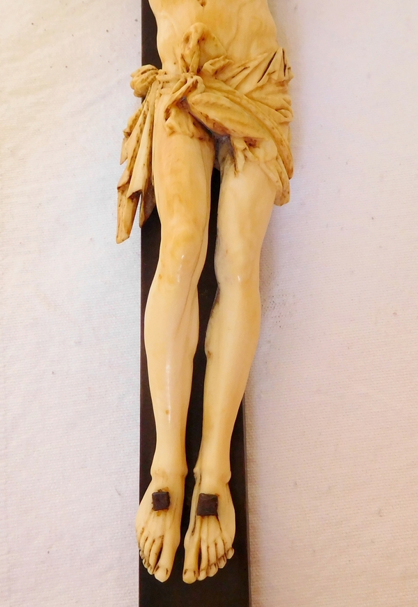 Christ en ivoire, crucifix de fond de lit d'époque XVIIIe siècle - bois sculpté et doré à l'or fin