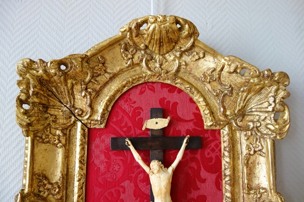 Christ en ivoire, crucifix de fond de lit d'époque XVIIIe siècle - bois sculpté et doré à l'or fin