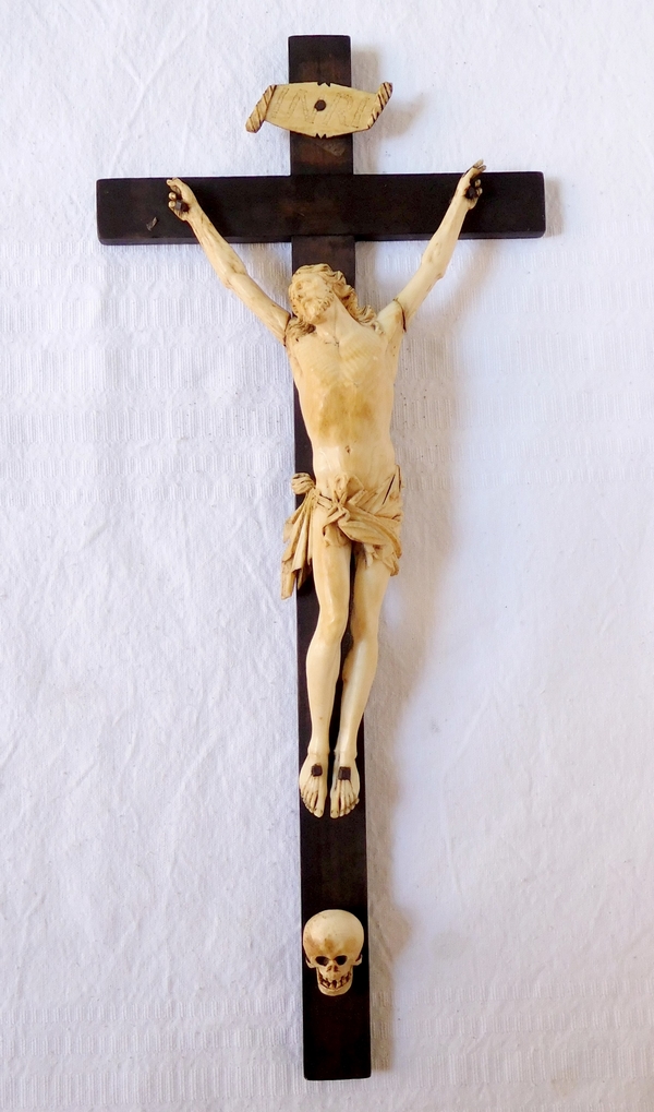 Christ en ivoire, crucifix de fond de lit d'époque XVIIIe siècle - bois sculpté et doré à l'or fin