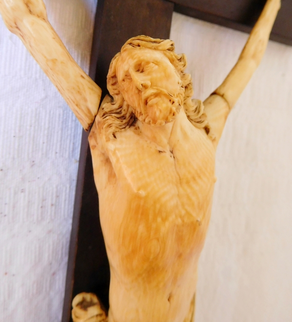 Christ en ivoire, crucifix de fond de lit d'époque XVIIIe siècle - bois sculpté et doré à l'or fin