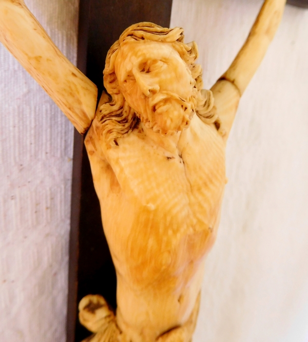 Christ en ivoire, crucifix de fond de lit d'époque XVIIIe siècle - bois sculpté et doré à l'or fin