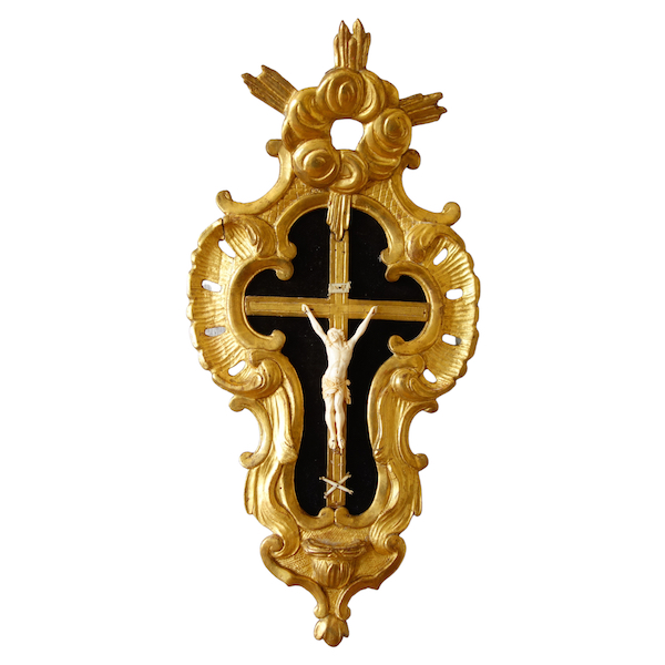 Christ en ivoire à riche cadre Rocaille en bois doré, Provence, époque Louis XV - milieu XVIIIe siècle