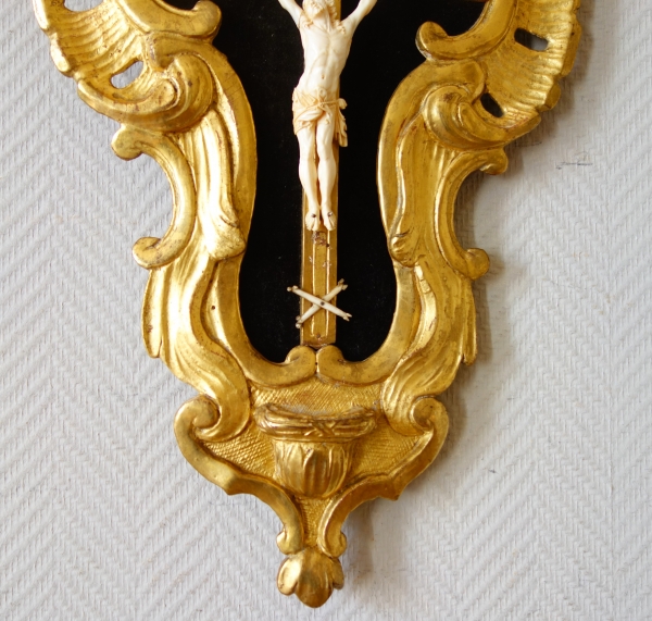 Christ en ivoire à riche cadre Rocaille en bois doré, Provence, époque Louis XV - milieu XVIIIe siècle