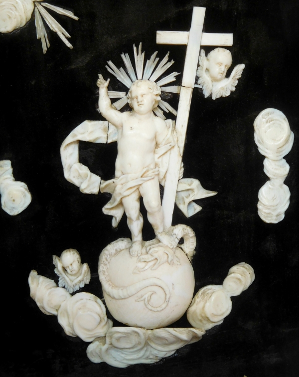 Jesus Child in glory, late 17th century / early 18th century ivory sculpture - Louis XIV period
