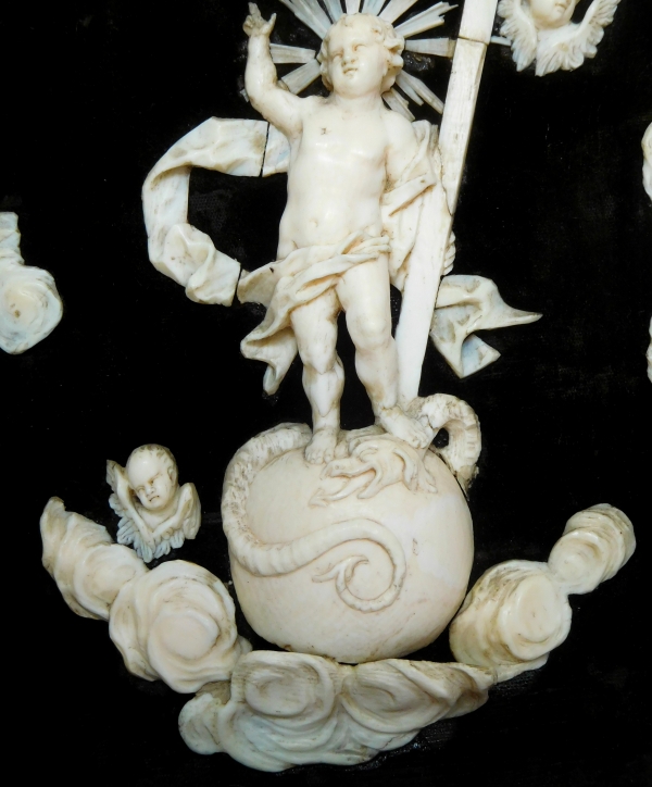 L'Enfant Jésus en gloire, tableau en ivoire d'époque Louis XIV - fin XVIIe siècle / début XVIIIe siècle