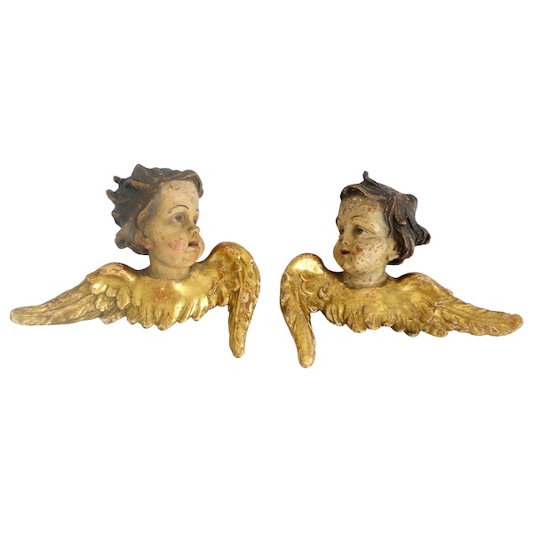 Paire de bustes d'anges ailés, travail baroque du XVIIIe siècle - bois polychrome et doré