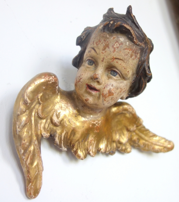 Paire de bustes d'anges ailés, travail baroque du XVIIIe siècle - bois polychrome et doré