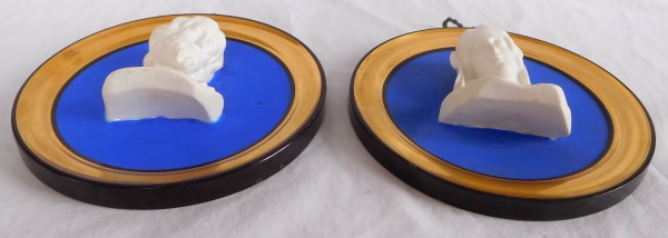 Pair of large porcelain biscuit medals showing Jesus Christ and Virgin Mary - 19th century circa 1830