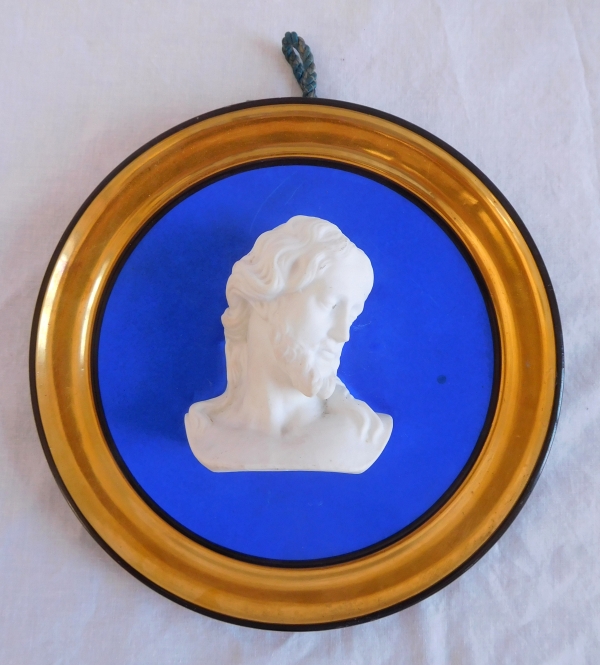 Paire de grands médaillons en biscuit de porcelaine bleu et or - le Christ et la Vierge - vers 1830