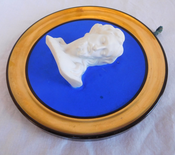 Paire de grands médaillons en biscuit de porcelaine bleu et or - le Christ et la Vierge - vers 1830