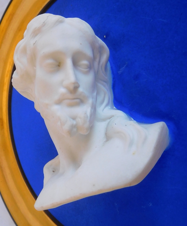 Paire de grands médaillons en biscuit de porcelaine bleu et or - le Christ et la Vierge - vers 1830