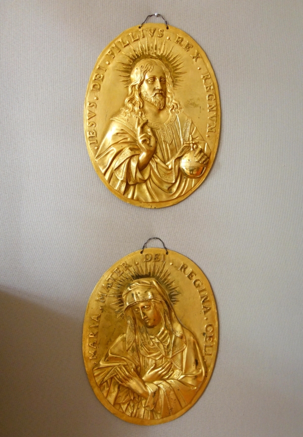 Paire de plaques de dévotion Louis XIV - Jésus et Sainte Vierge en bronze ciselé & doré au mercure