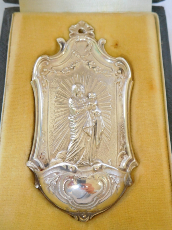 Bénitier de style Louis XV en argent massif à la Vierge à l'Enfant, poinçon Minerve