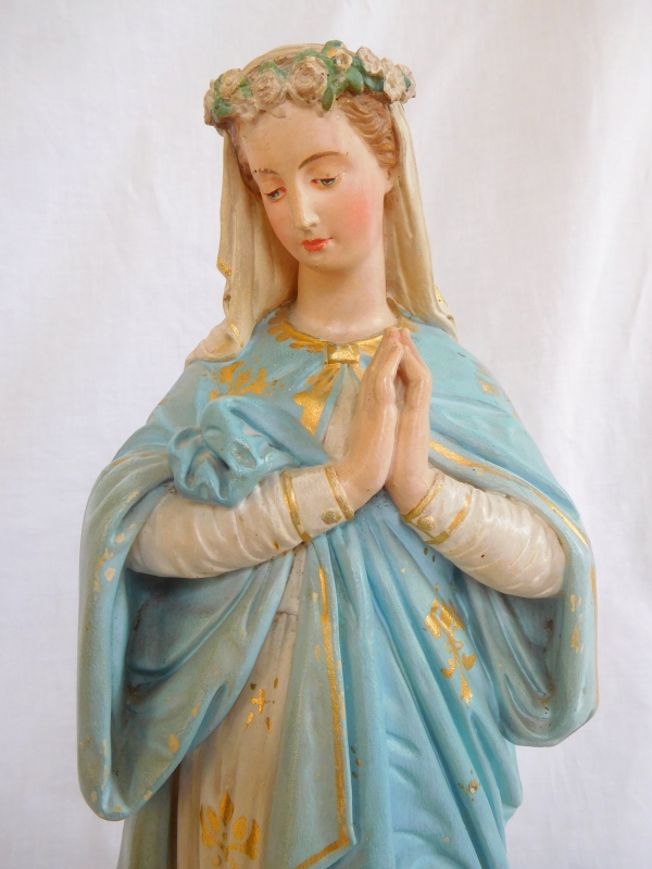 Grande statue de la Vierge Marie en plâtre polychrome et or, époque XIXe siècle - 40cm