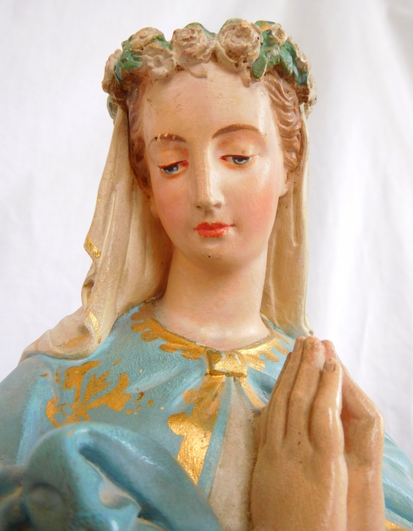 Grande statue de la Vierge Marie en plâtre polychrome et or, époque XIXe siècle - 40cm