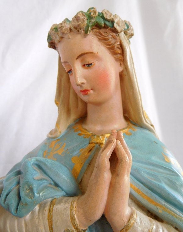 Grande statue de la Vierge Marie en plâtre polychrome et or, époque XIXe siècle - 40cm