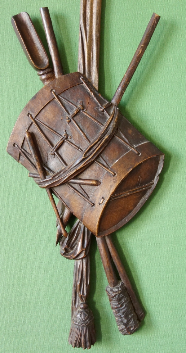 Suite de 4 trophées en bois finement sculptés, trophées d'armes militaires, époque Louis XVI