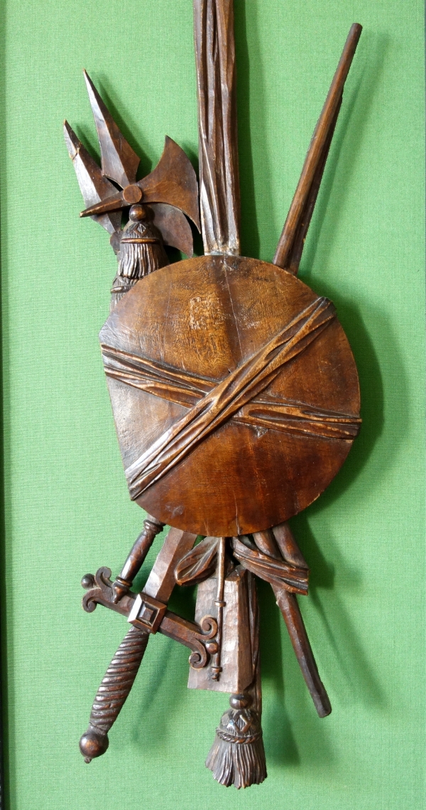 Suite de 4 trophées en bois finement sculptés, trophées d'armes militaires, époque Louis XVI