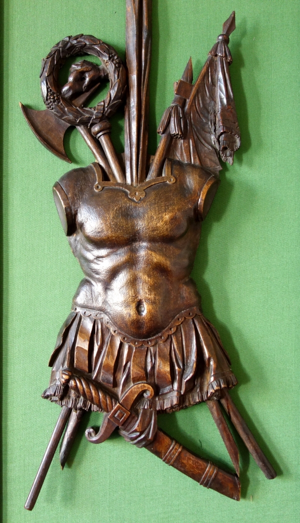 Suite de 4 trophées en bois finement sculptés, trophées d'armes militaires, époque Louis XVI