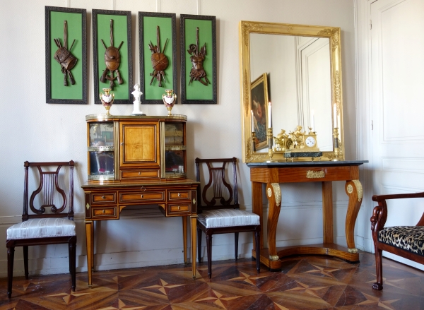 Suite de 4 trophées en bois finement sculptés, trophées d'armes militaires, époque Louis XVI