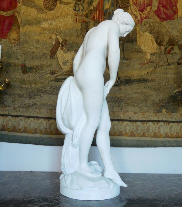 Grande statue, baigneuse en biscuit de porcelaine d'après Falconet - 67cm