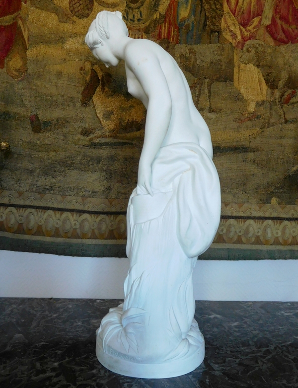 Grande statue, baigneuse en biscuit de porcelaine d'après Falconet - 67cm